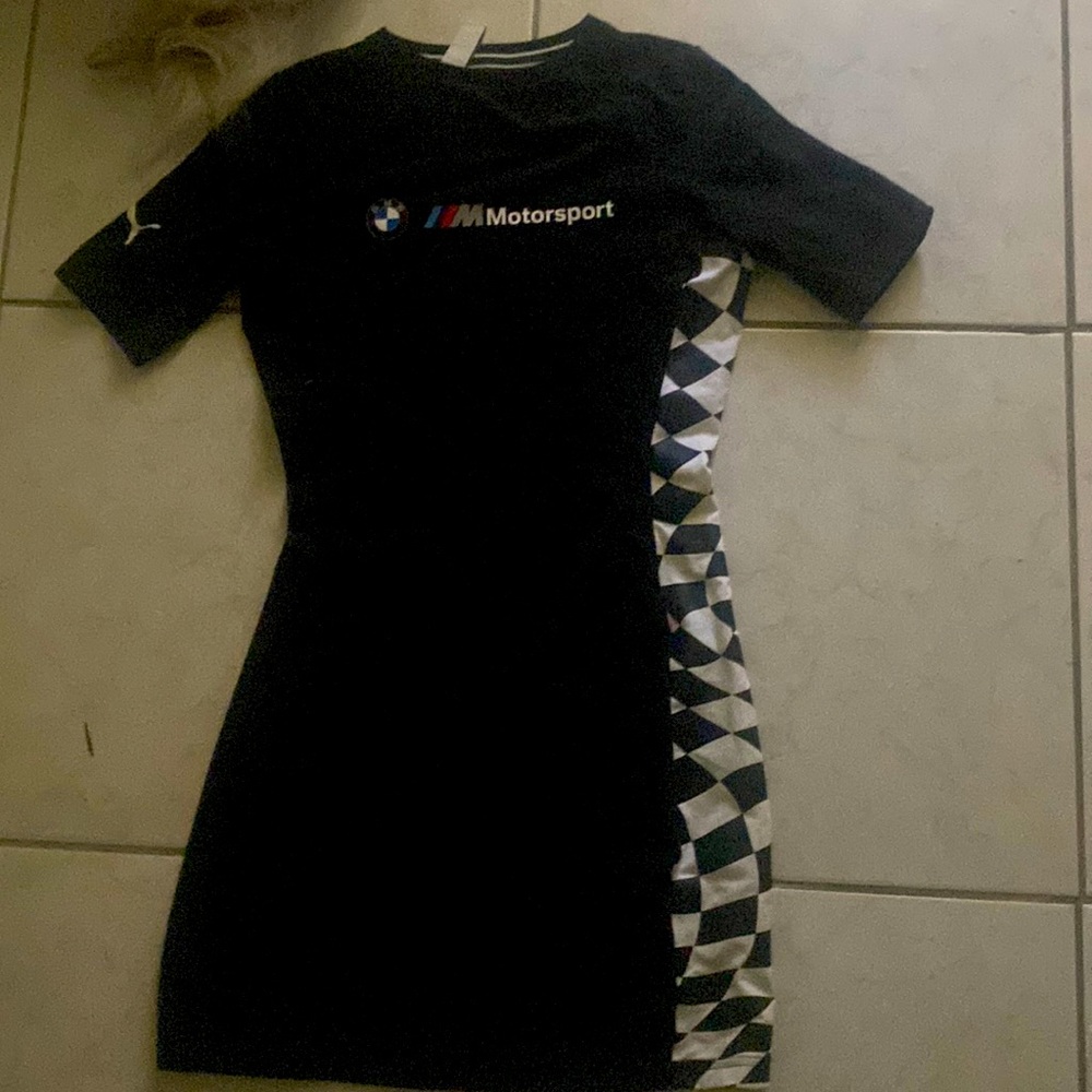 Sporty dress,comfortable,good quality material,best to wear in the spring.